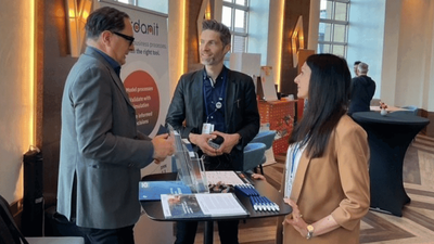 Filip Hendrickx talking to Cardanit Staff at a Conference